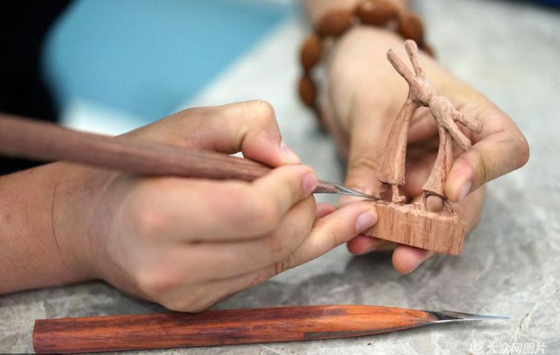 小伙用1200买烂树根,捡个树根做根雕