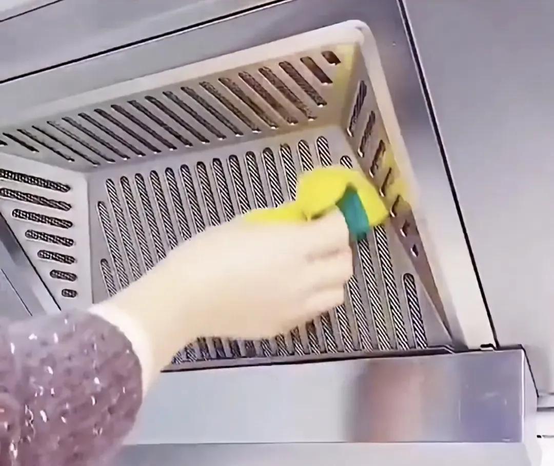 没有梯子怎么更换高处灯泡,不用梯子换高处的灯泡方法