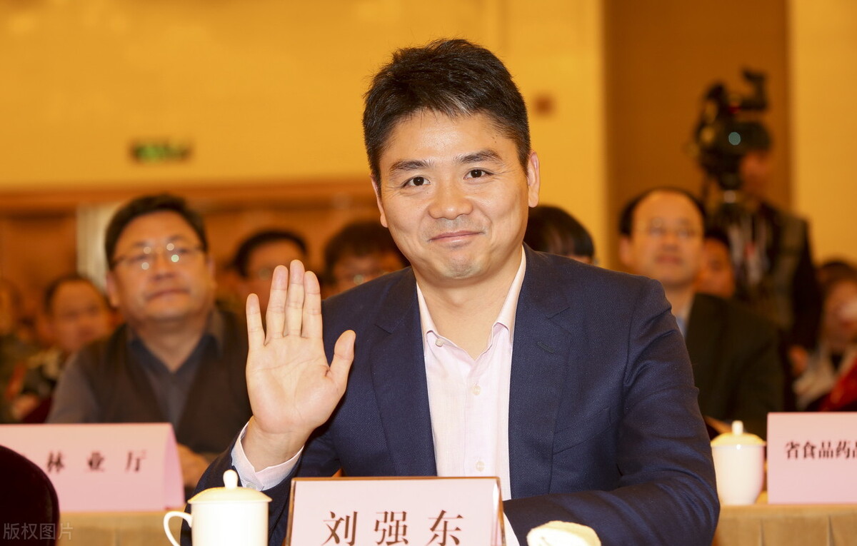 大哥你玩足球，你玩它有啥用啊？刘强东又来蹭玩足球了？