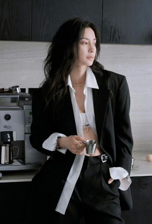 杨颖封面引热议,杨颖扔南瓜片段