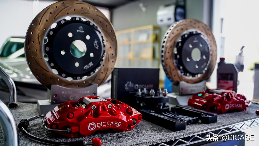 6代凯美瑞改装卡钳案例,迪卡司换刹车片