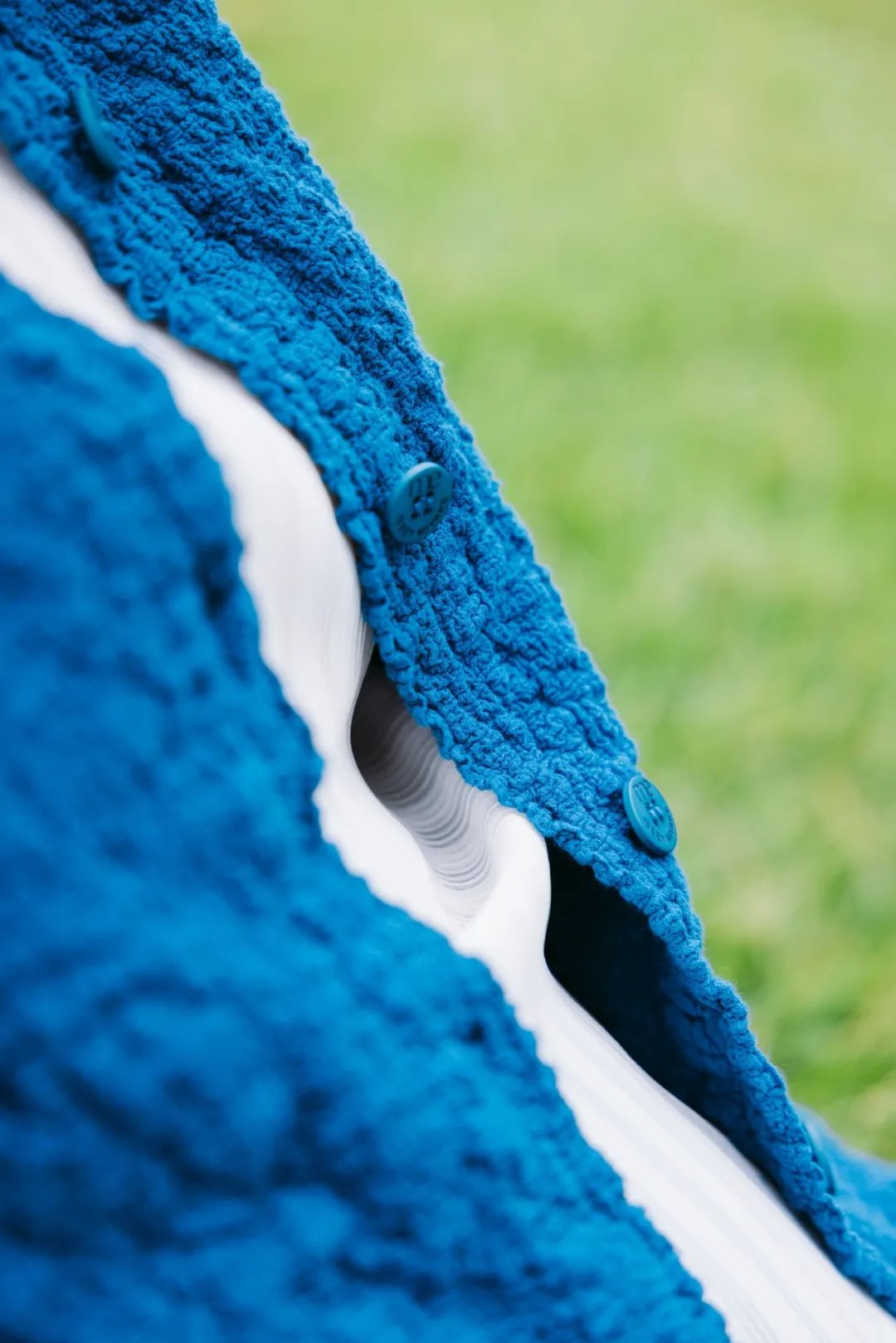 广州第①家「三宅一生」揭幕，这些超火单品拉满秋冬氛围感