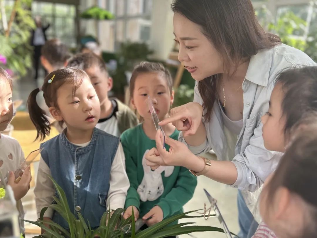 倾听儿童相伴成长主题墙幼儿园,倾听儿童相伴成长幼儿园小班视频