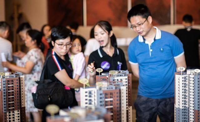 手里多套房子卖不出去,有一套新房自己不住需不需要出租