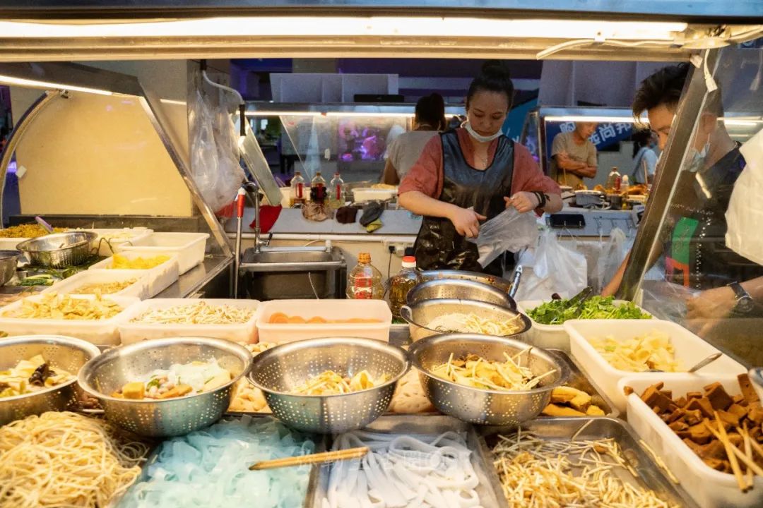 红河州有个“凉菜西施”，4㎡的小摊火了15年，一个月能卖10吨菜