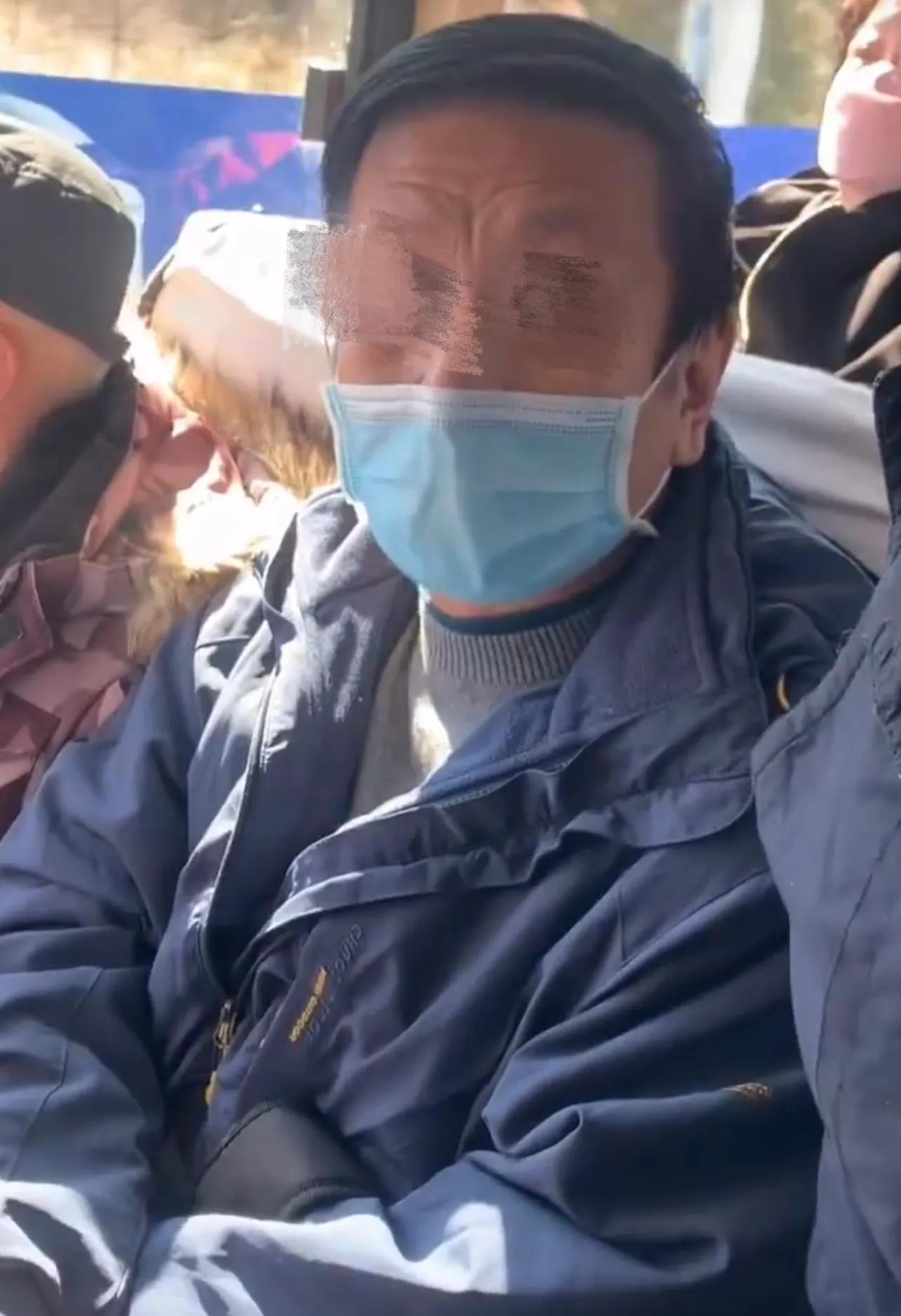 我们是110开头的！北京两男子抢走老人和孩子公交座，大秀优越感