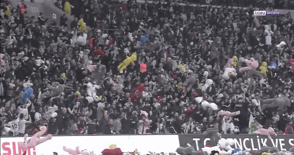 不是幻觉！土耳其球场下“泰廸熊雨”壮观场面为震灾儿童送暖打气