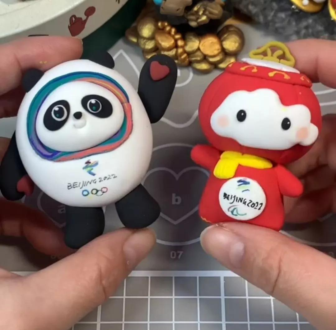 冬奥会吉祥物冰墩墩和雪容融手绘,如何用雪做冬奥会吉祥物冰墩墩