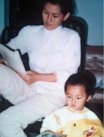 吴亦凡狱中生活曝光，两人照顾他的生活，当了班长坚持音乐创作