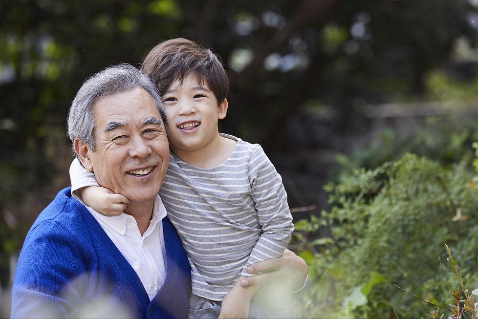 小女孩疑遭父母当街残忍虐待后续,虐待殴打儿童家庭暴力事件