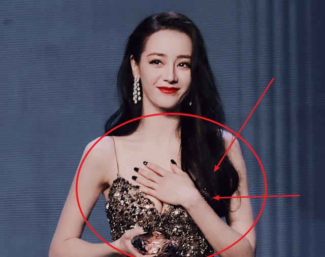 “酥胸半露”却偏要捂着,故作矜持,有一种尴尬叫迪丽热巴玩性感