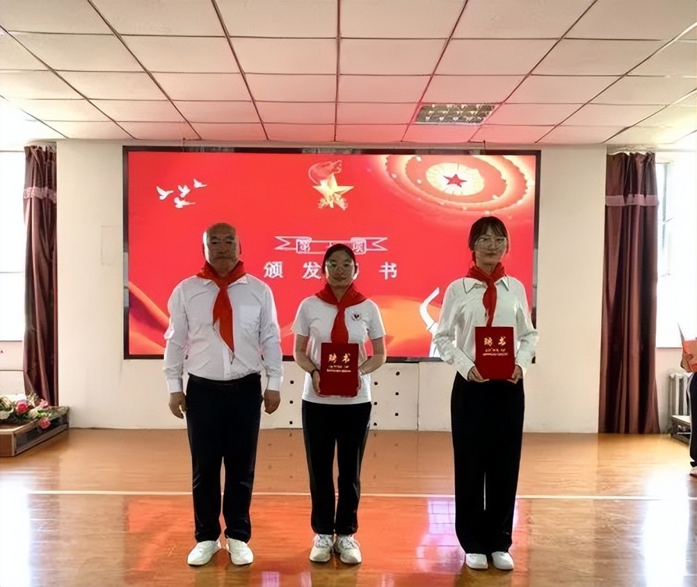 齐云路小学一年级入队仪式,凤泉区耿庄小学新队员入队仪式