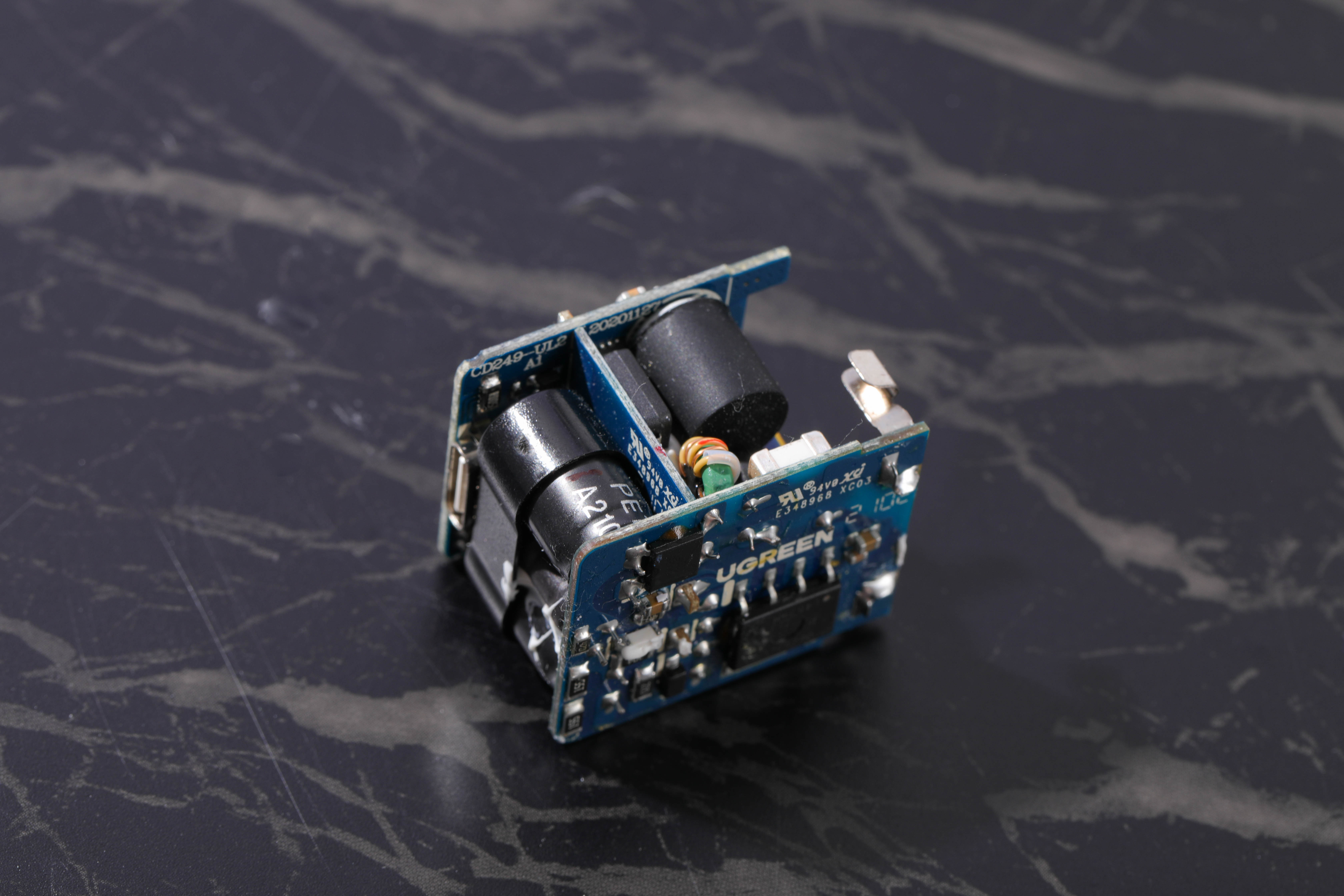 iphone20瓦快充头拆解教程,品牌苹果30w快充头拆解测评