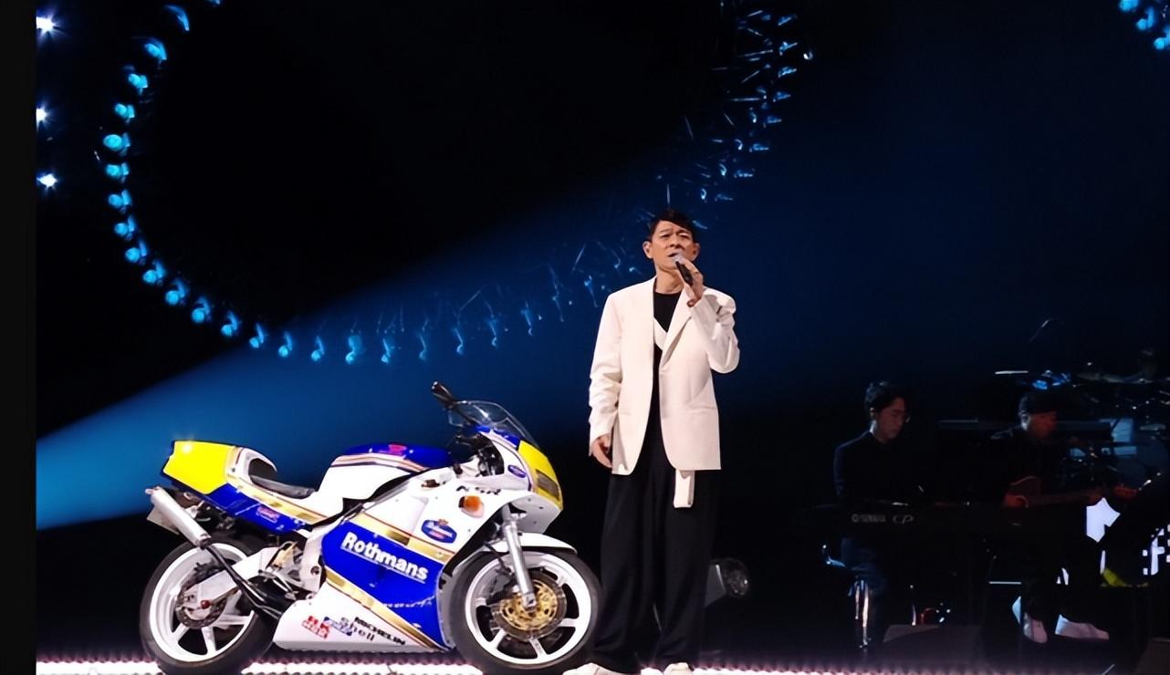 刘德华演唱会最震撼的一次,刘德华17岁演唱会哭了视频