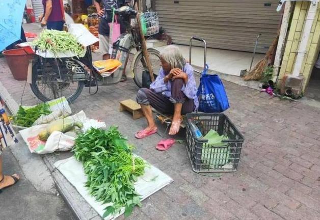 为什么年轻人不去地摊买菜,为什么老人不愿意买便宜菜