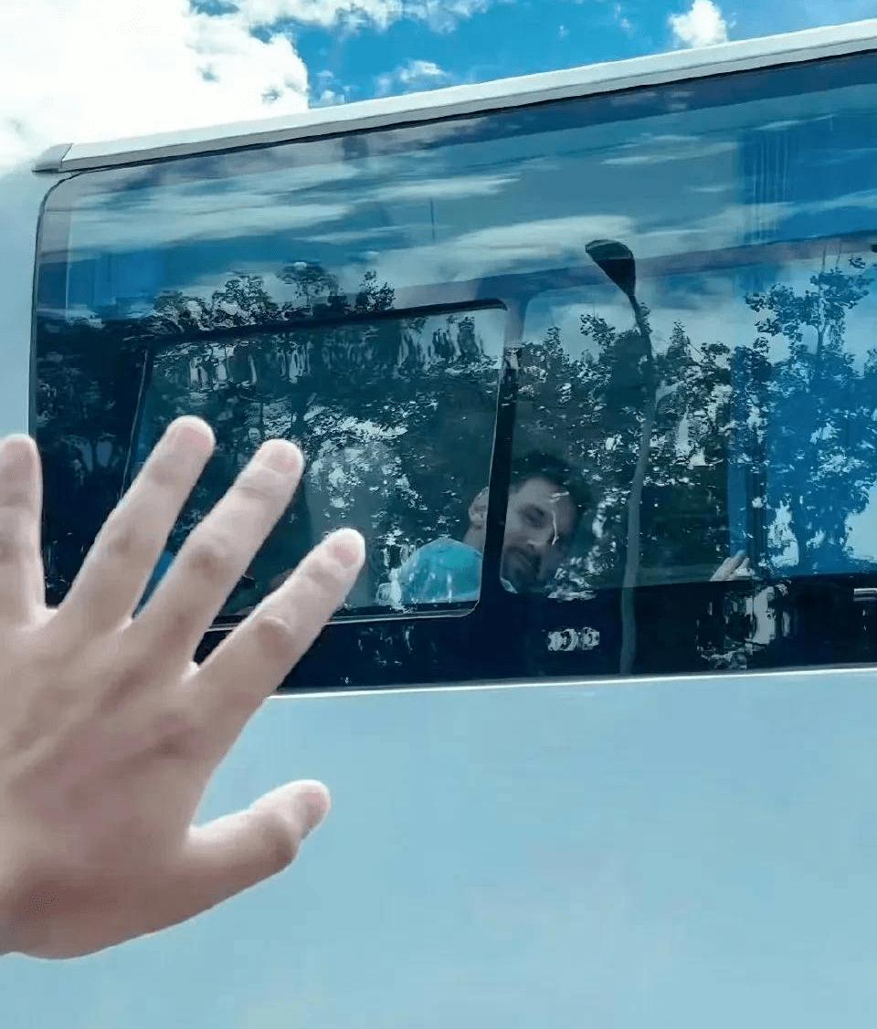 闯进场拥抱梅西球迷发声,球迷冲进球场拥抱梅西跑了多少米