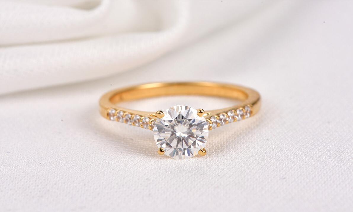 铂金750和彩金750钻戒买哪个好,钻戒选什么净度和规格比较好