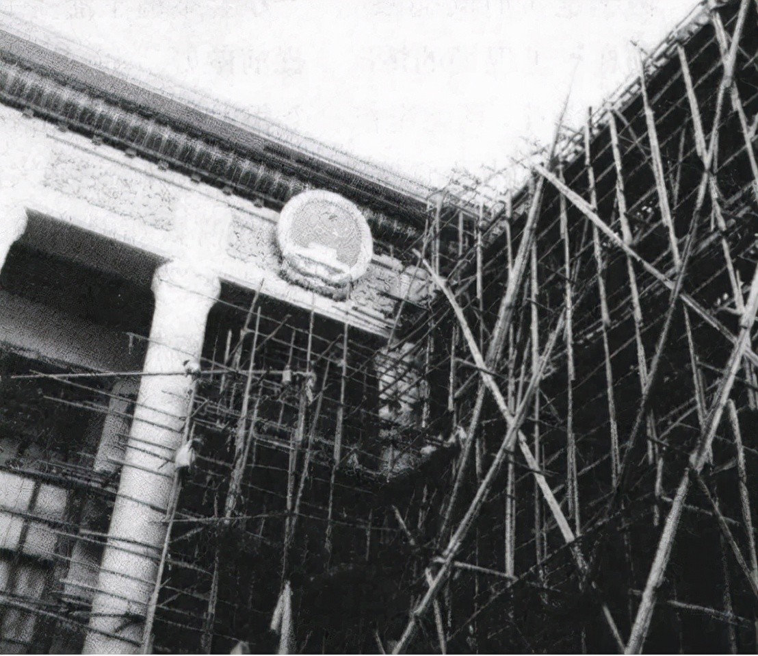 1959年人民大会堂落成,毛主席指着天花板笑问:这是谁的主意