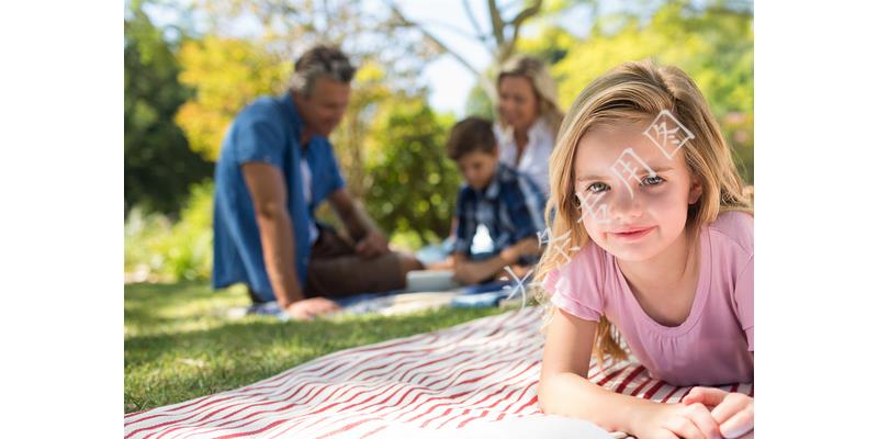 我坐月子,母亲说摔伤腿不能来,出月子后去娘家,见到母亲我愣住
