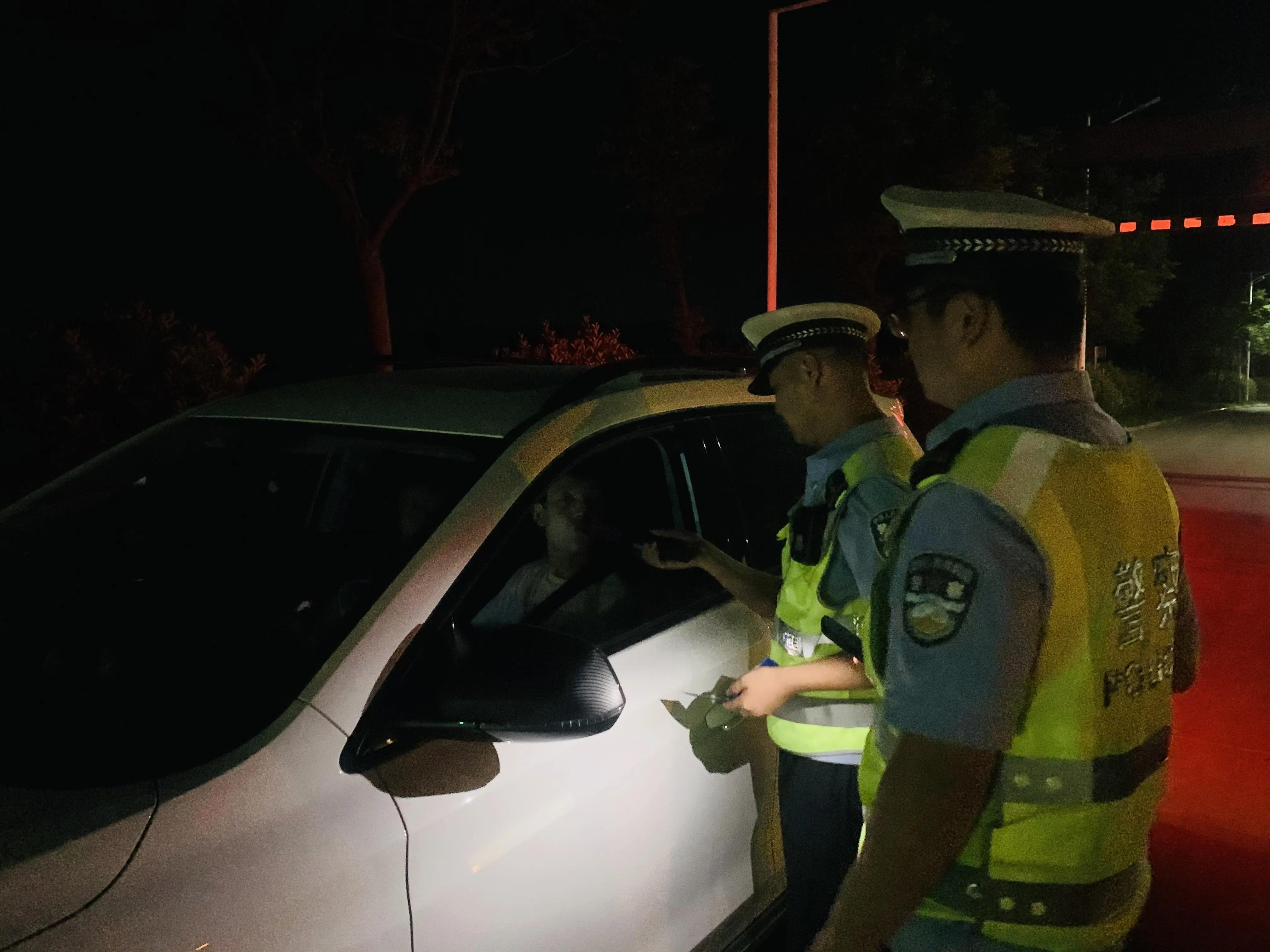 公安局交警大队开展酒驾专项整治,临渭交警周末整治大行动