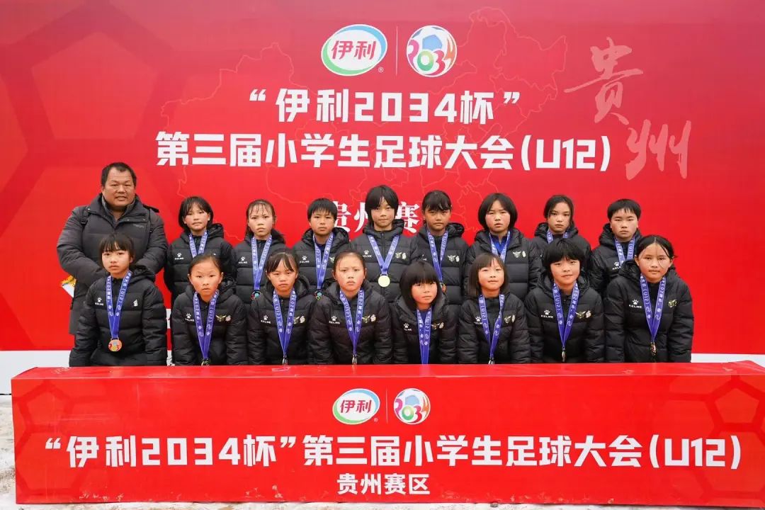 一个胖子辅导女孩,一个胖子教打球