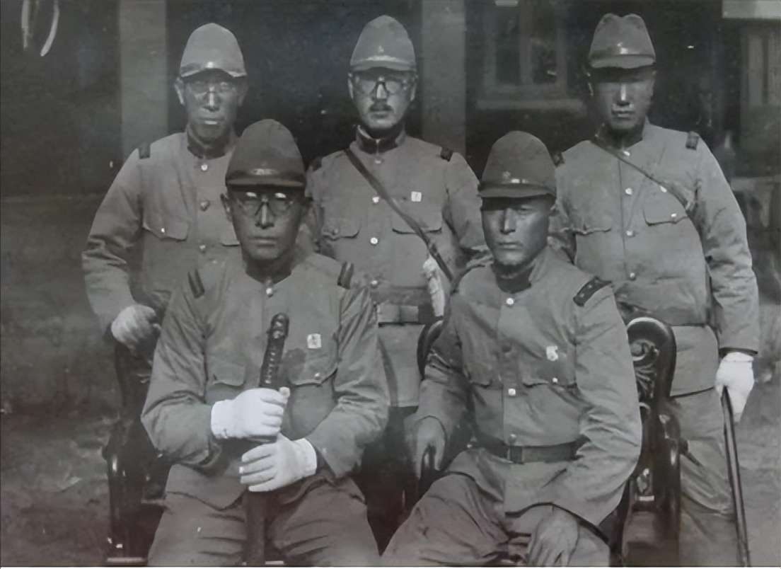 8个团拿不下日军500人，陈赓苦无对策，*伯承刘**提出：日军怕打屁股