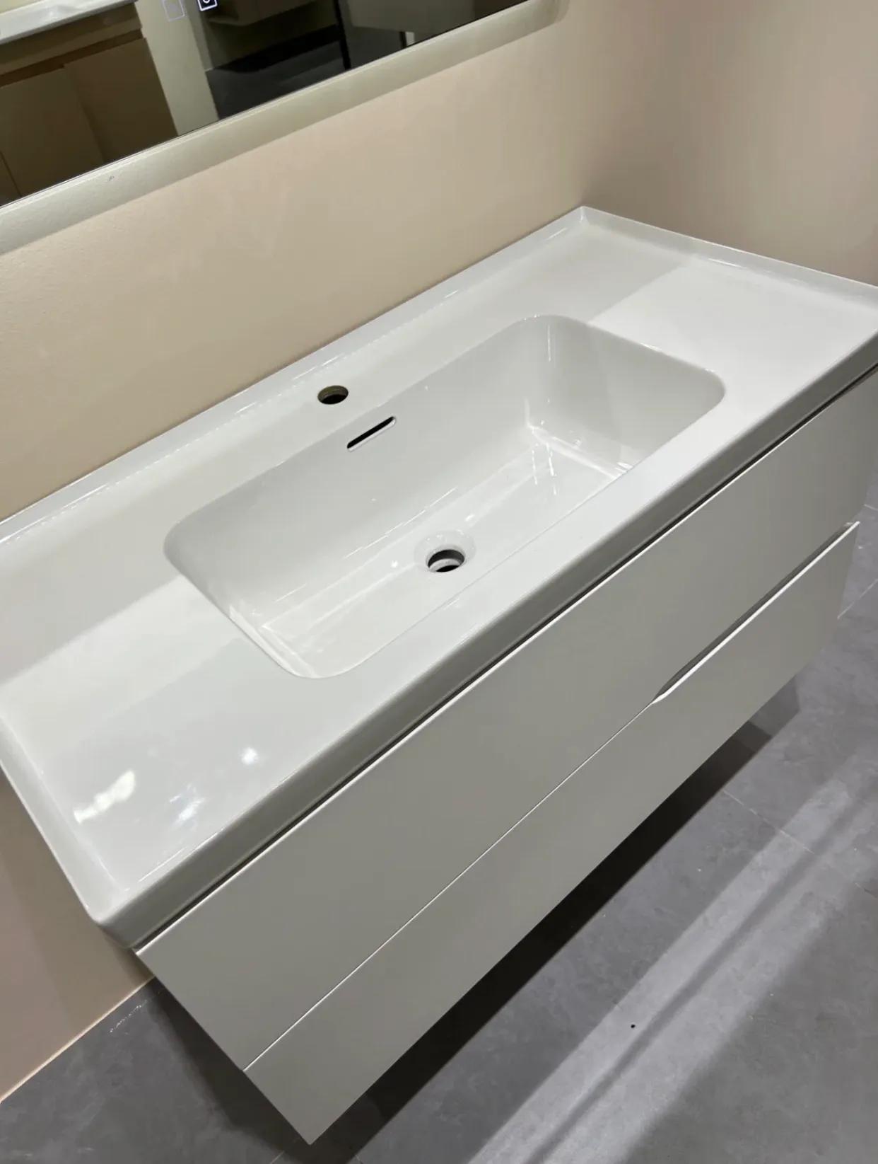 浴室柜一体盆选陶瓷好还是岩板好,浴室柜是用一体陶瓷盆还是大理石