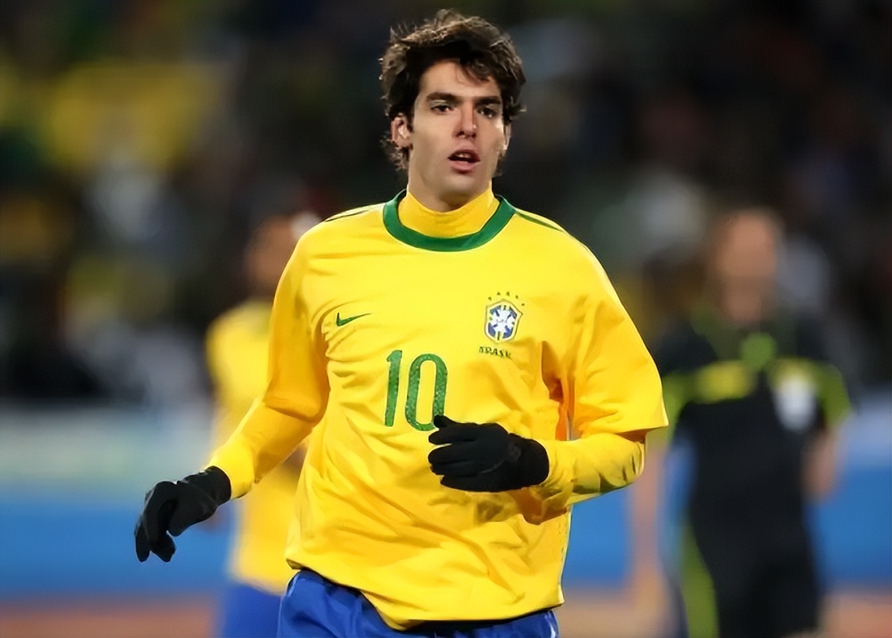 他巅峰那年，梅西C罗当背景板，二婚妻子27岁，前妻最为可惜