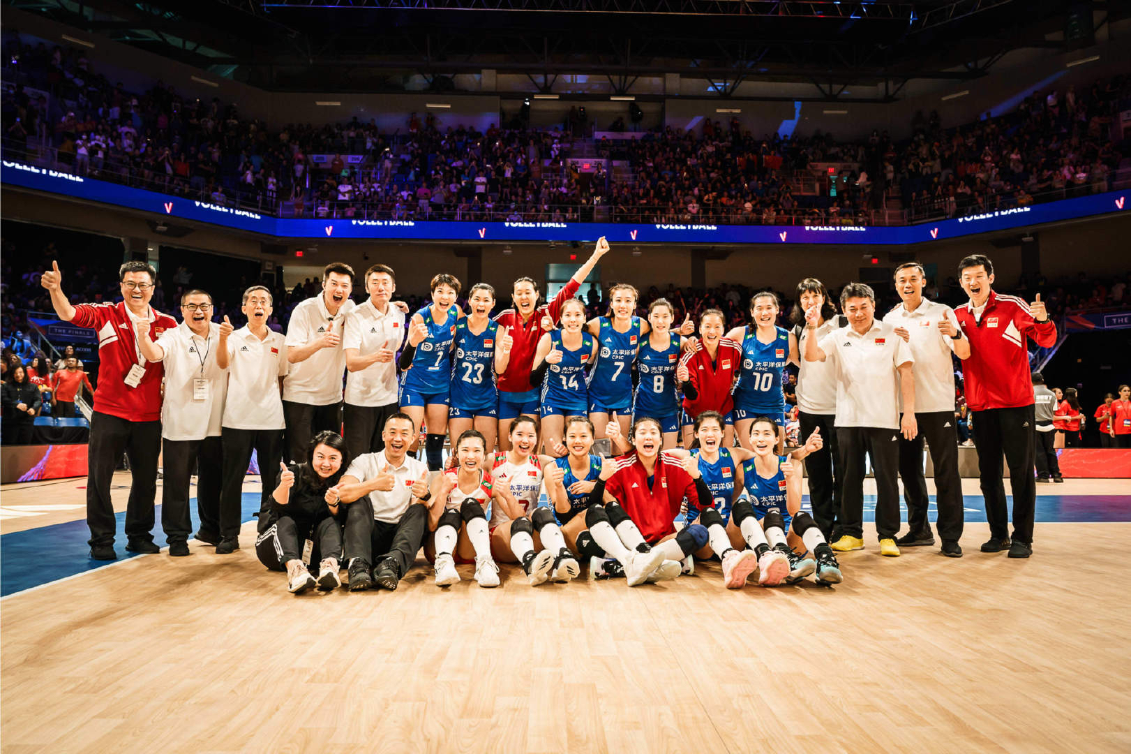 中国女排3-0完胜小组第一意大利队,惊天逆转中国女排斩落世界第一