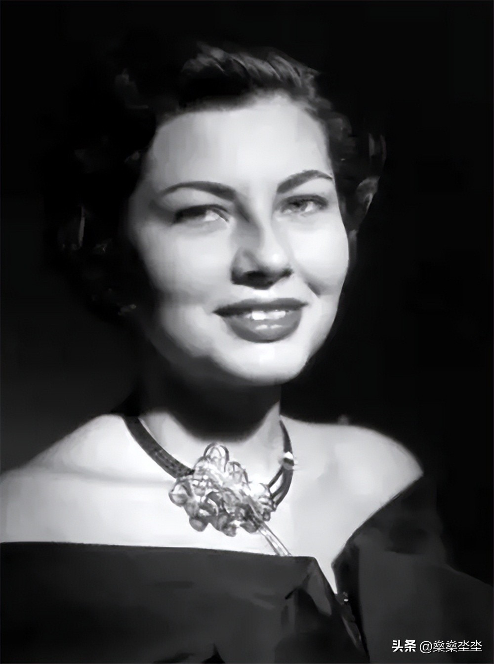 什么叫做真爱？因为无子被休弃的“真爱”，伊朗末代王后索拉娅