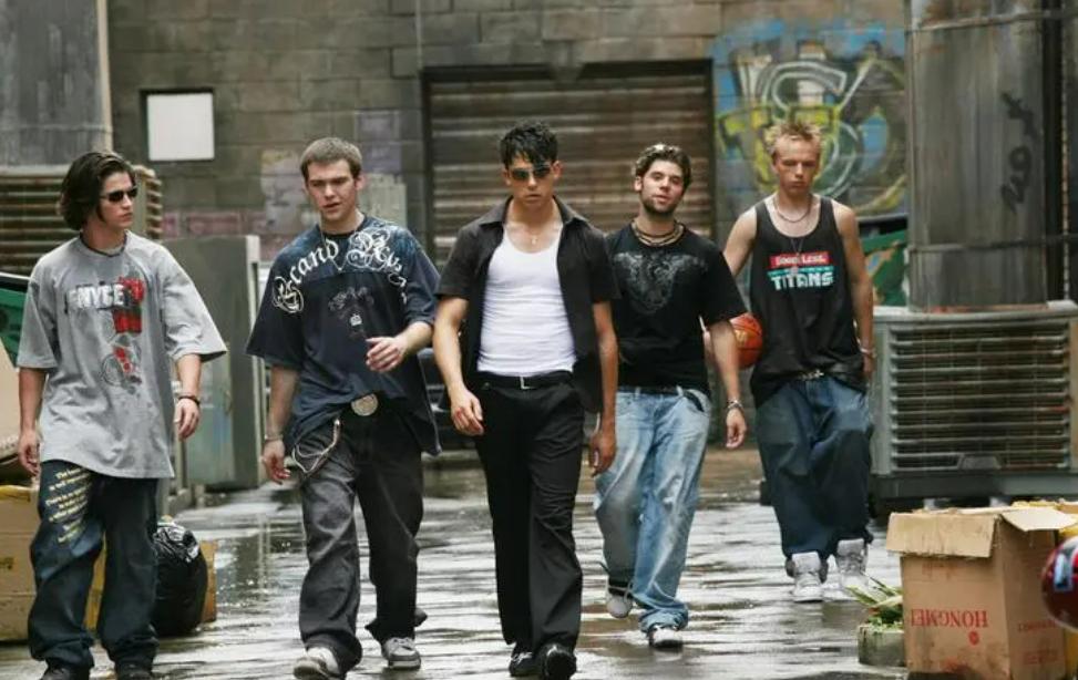 未成年街头暴打无辜妇女,火烧其阴部,被捕后:判不了我死刑!