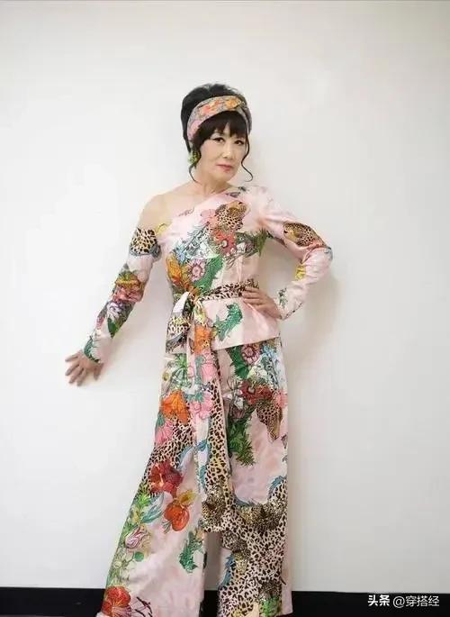 40+的女性气质穿搭,30+女人怎么穿更显气质