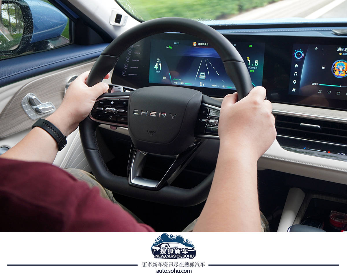 奇瑞艾瑞泽8对比长安uni-v,奇瑞艾瑞泽82.0t试驾