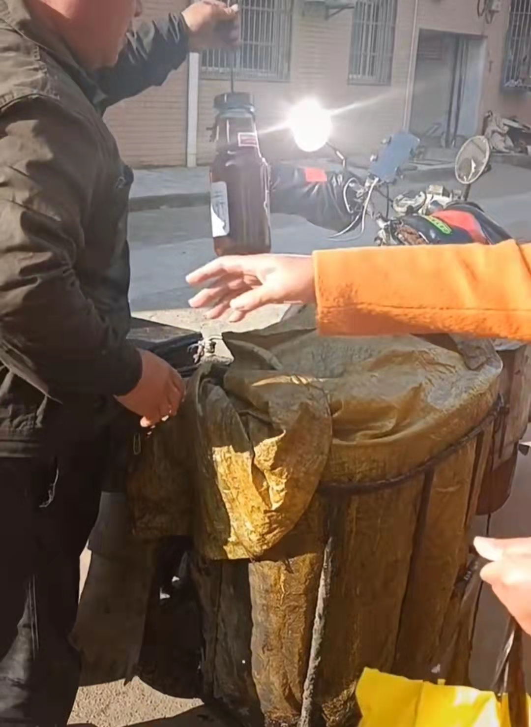 湖北：男子卖香油，油桶漏油卖10块1斤，有人买10斤还不知怎事