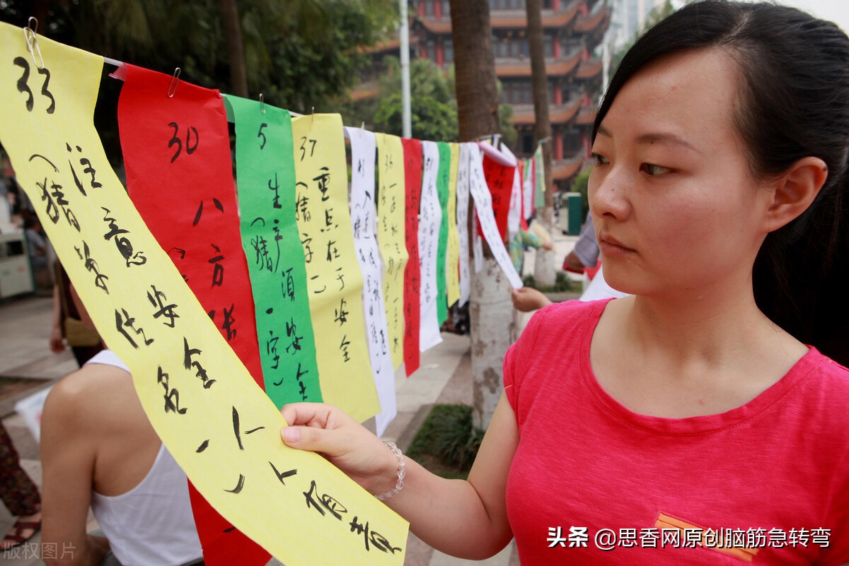 杨柳细腰一直筒，蓝砖青石砌到顶，中间悬有一明镜（打一建筑物）