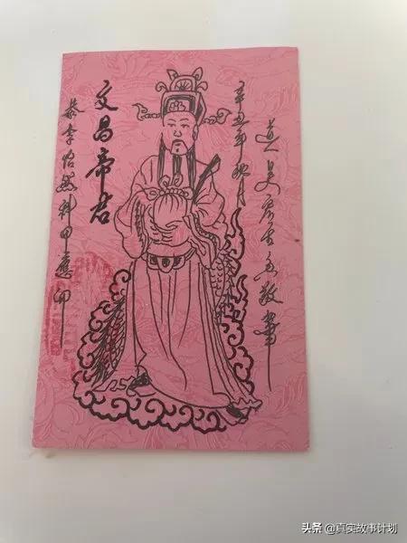 年轻人的手机里有什么？把胡须、证件照和速效救心丸藏在手机背后