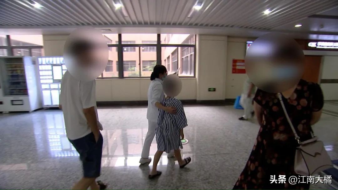 小男孩去医院做手术,小男孩做手术跑了