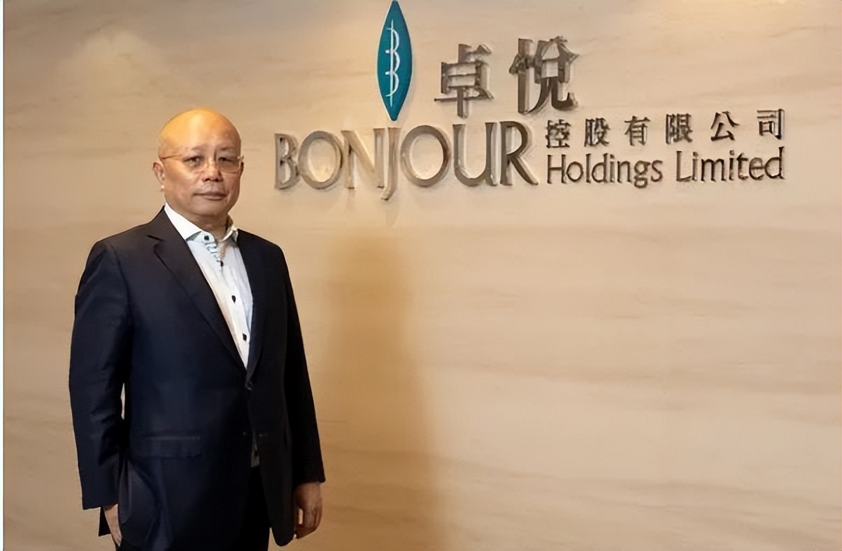 连亏5年，贱卖总部！香港没落巨头，太怀念内地游客了