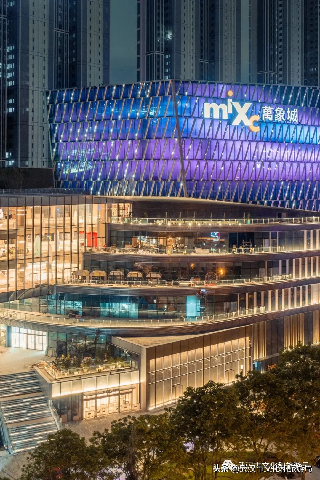 来武汉一定要去一趟东湖看荷花,来武汉看樱花吧