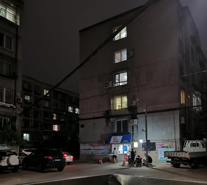 露天玩牌到半夜，噪音太大附近居民苦不堪言