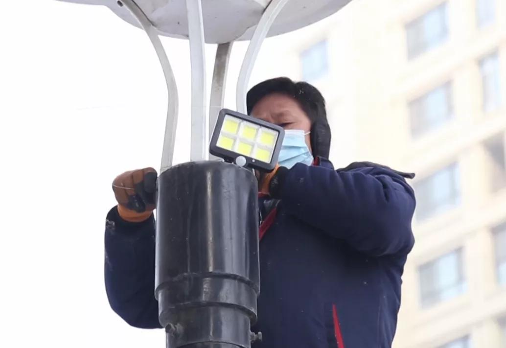 村民自费为乡道装路灯,自己掏钱安路灯