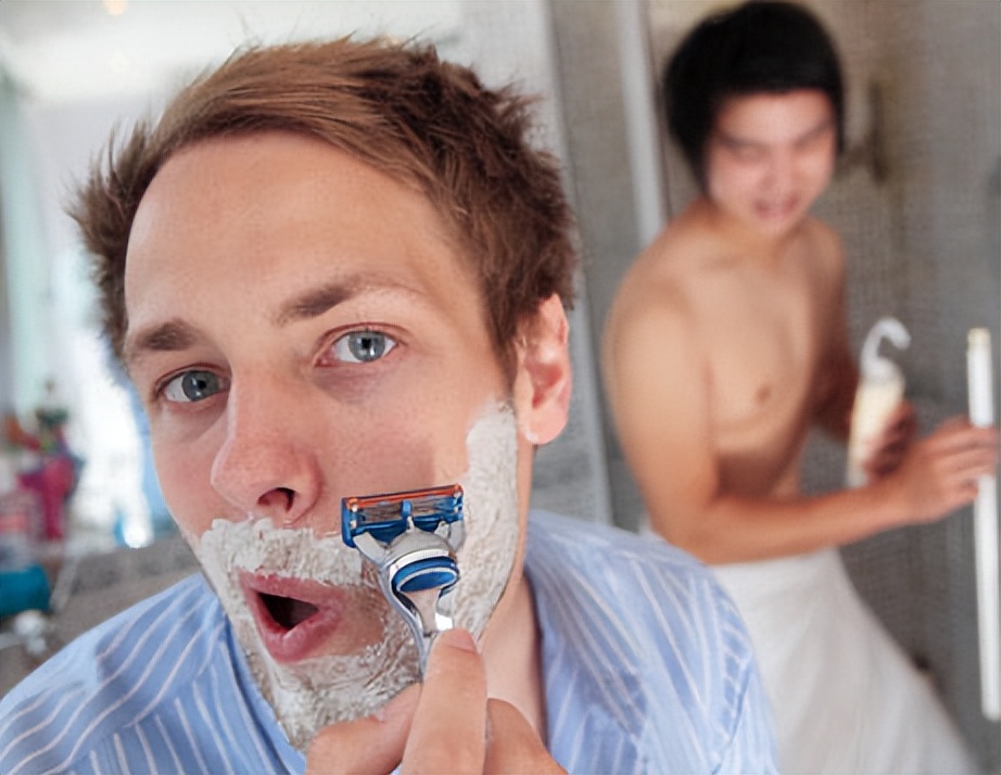 医生检查阴虱的镊子和刀片,男子发现阴虱