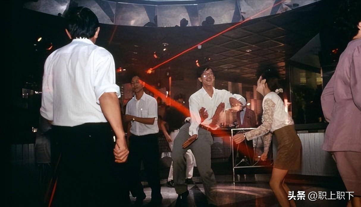 16万家KTV养活了600万年轻劳动力，从月薪3万回落到5000依然抢手