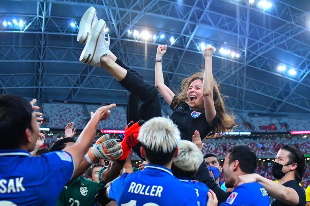 56岁泰国名媛：爱马仕随心背，带队打世界杯，还是泰王白月光？