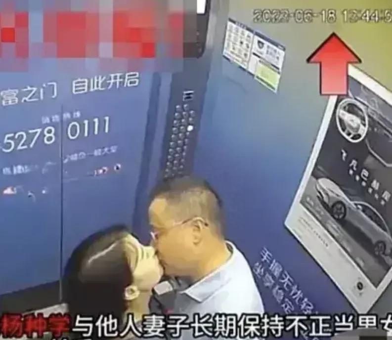 竟是霸道女总裁，高校领导出轨人妻上演电梯激情，女主身份被曝光