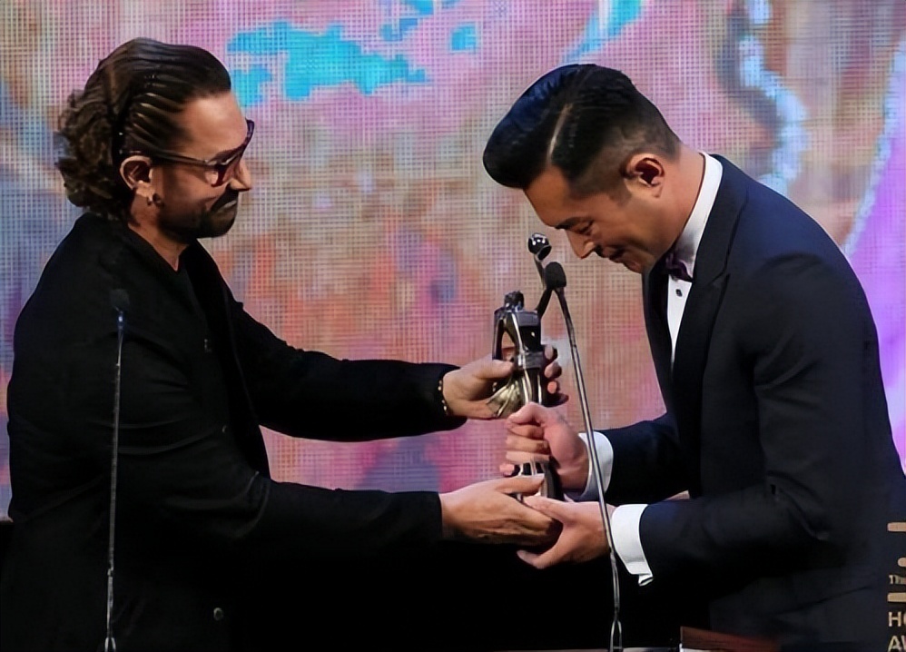 出身印度贵族，却总砸自己的“锅”，阿米尔汗的真面目到底是什么