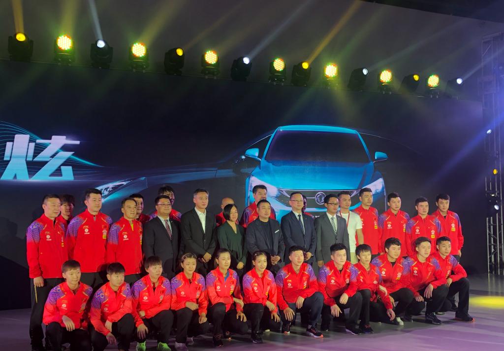 孙颖莎和李隼一路谈笑同行，邱贻可的表情亮了