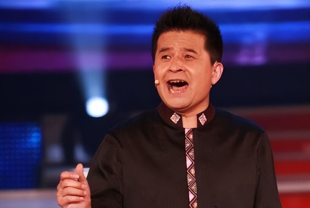 64岁毕福剑近况：满脸皱纹睁不开眼，和普通大爷没啥区别