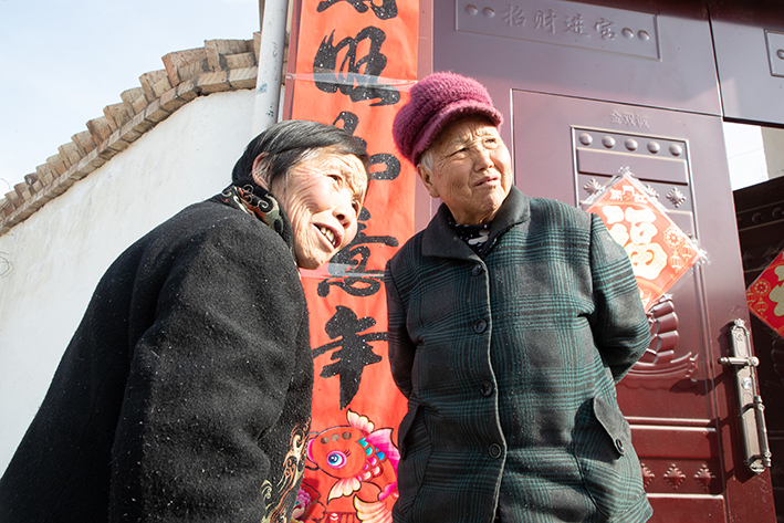 河南面积最大县山沟沟里的风景，沟壑纵横大棚多，深谷人家春日忙