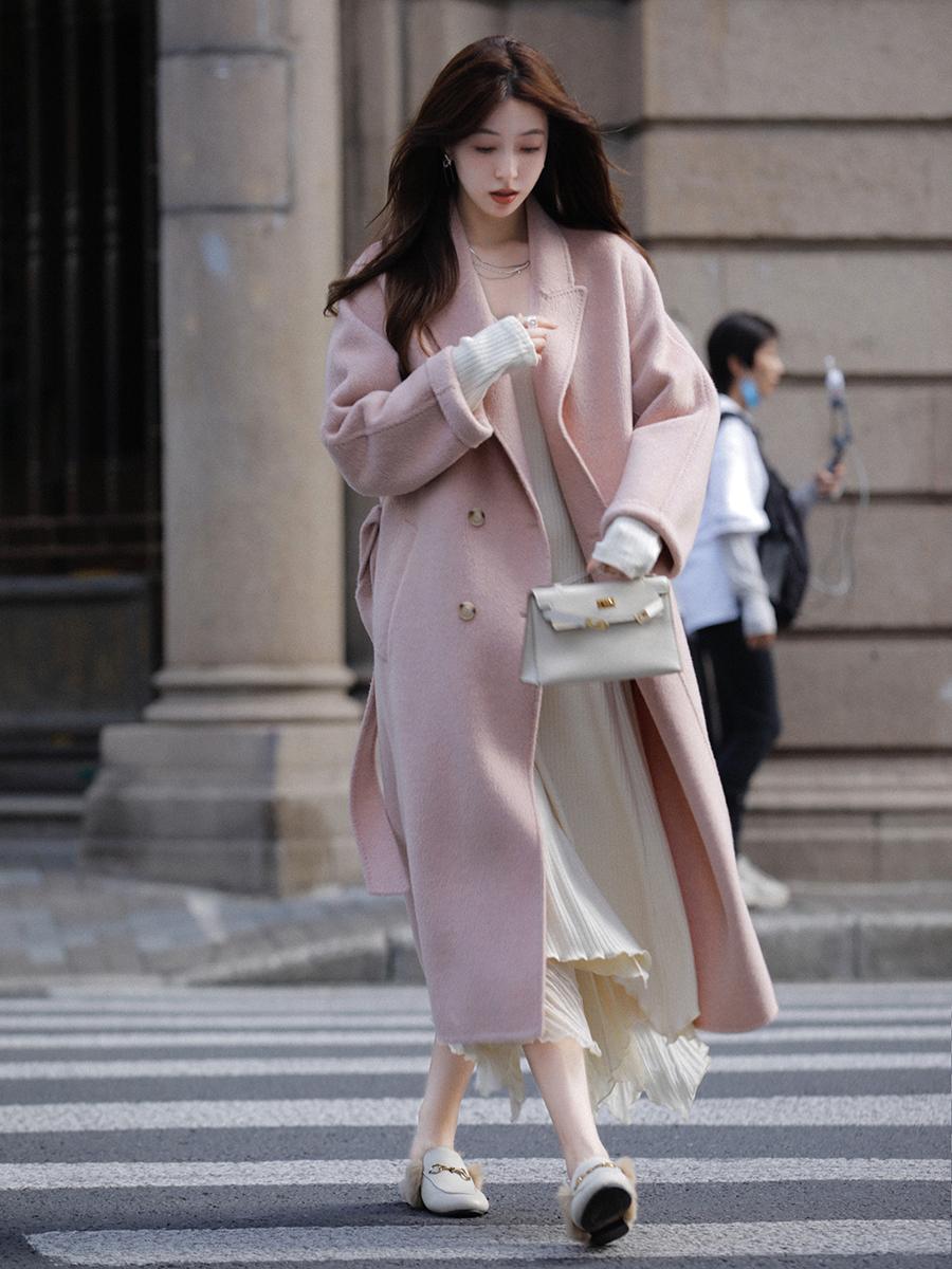 百褶裙长款搭配什么大衣好看,冬季50岁女人大衣百褶裙街拍